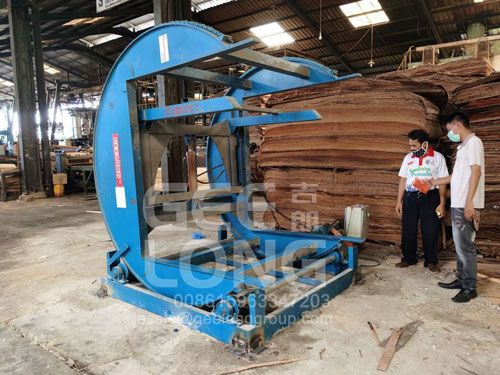 Mesin turnover papan kayu lapis mesin terbalik